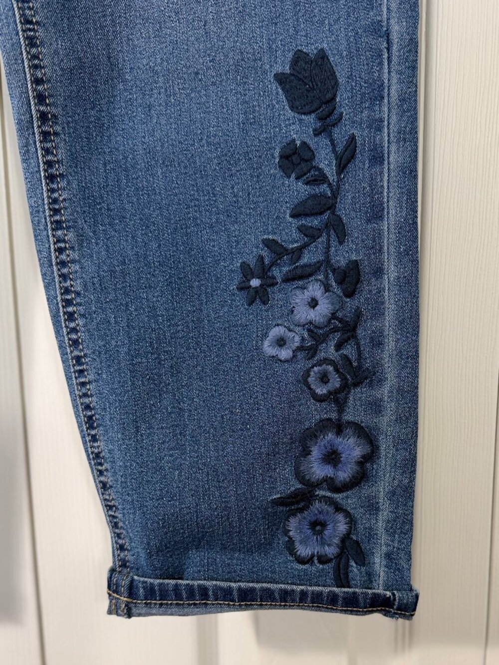 NWT Rachel Zoe Dark Blue Straight-Leg Jeans with Floral Embroidery - Picture 6 of 10